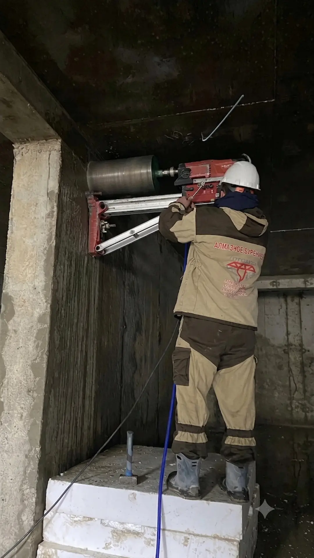 Алмазное бурение бетонной стены установкой Hilti
